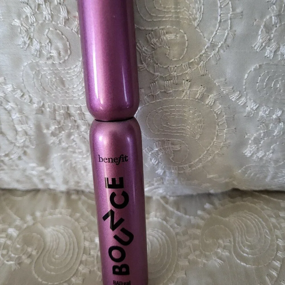 Bene custom-engineered hybrid brush. Fiber bristles deposit formula at the lash